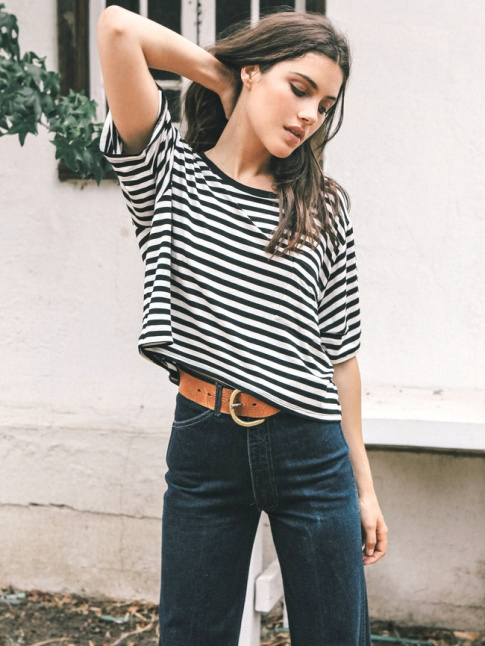 Rien de tel qu'une large ceinture en cuir pour booster un jean flare taille haute !