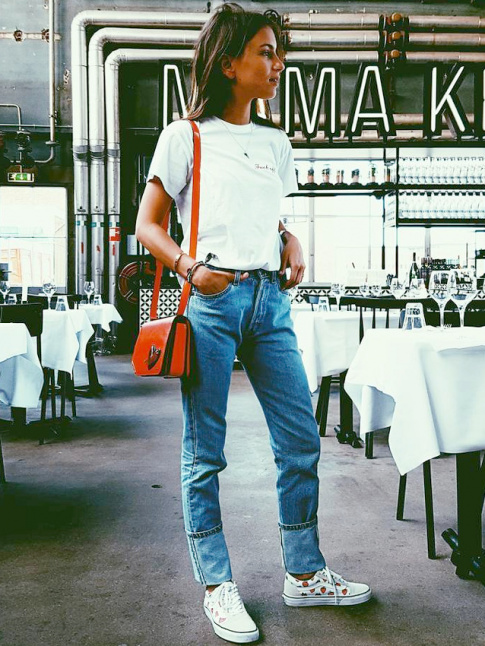 Oui au trio tee-shirt blanc/jean/baskets blanches upgrad au contact d'un petit sac rouge !