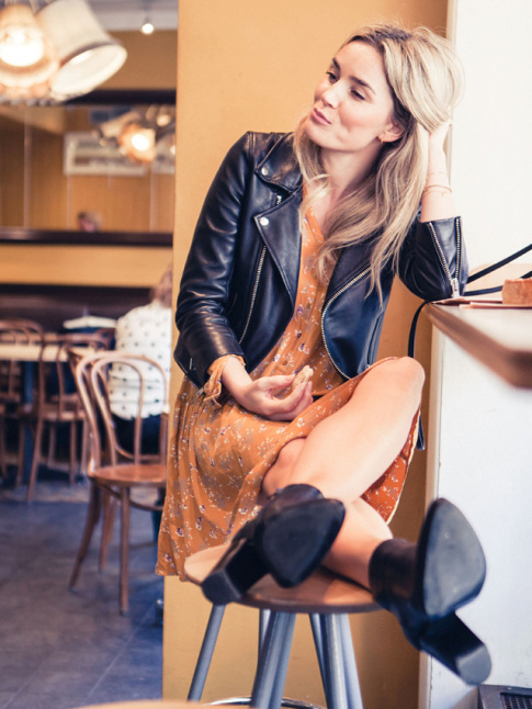Rien de tel que le duo boots/perfecto pour twister une petite robe printanire !