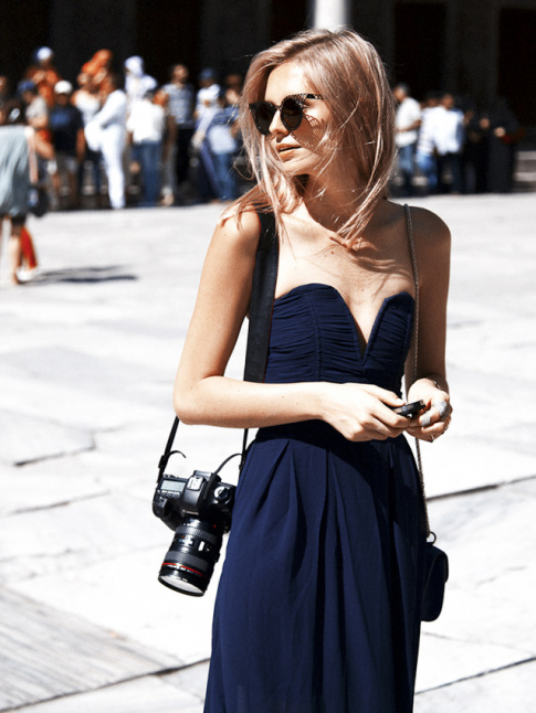 Travaille dans une couleur classique, la robe bustier s'autorise  descendre des tapis rouges