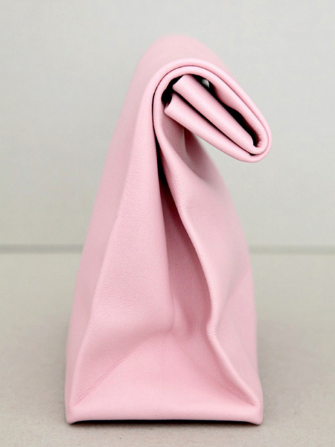 On aime quand le sac en papier se transforme en pochette en cuir