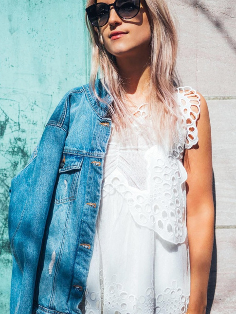 On ne se lasse pas du style girly/casual du duo robe en dentelle blanche/veste en jean oversize