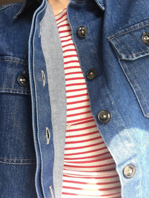 On ne se lasse pas du duo chemise en jean/rayures rouges !