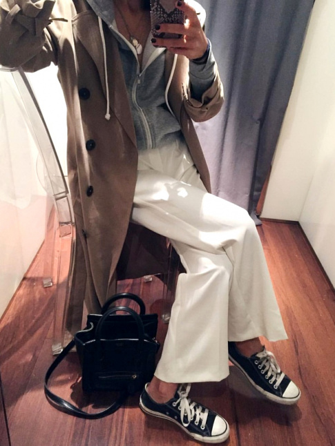 Trench + hoody = le bon mix