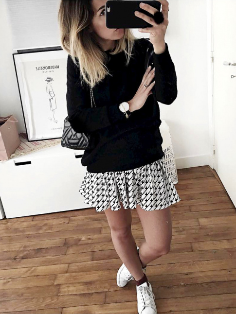 Rien de tel qu'un pull cosy pour rchauffer une jupe de patineuse porte jambes nues !