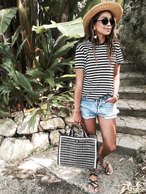 Entre rayures horizontales, denim lgrement destroy et fines sandales plates, ce look estival a tout bon !