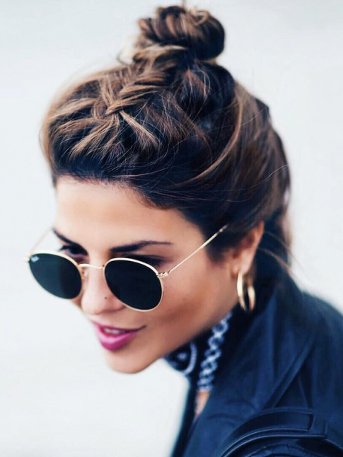 Rien de tel qu'une tresse partant du sommet du front pour booster un simple chignon !