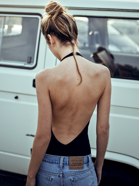 Cet t, on n'hsite pas  transformer en body nos maillots de bain une pice noirs dos nu !