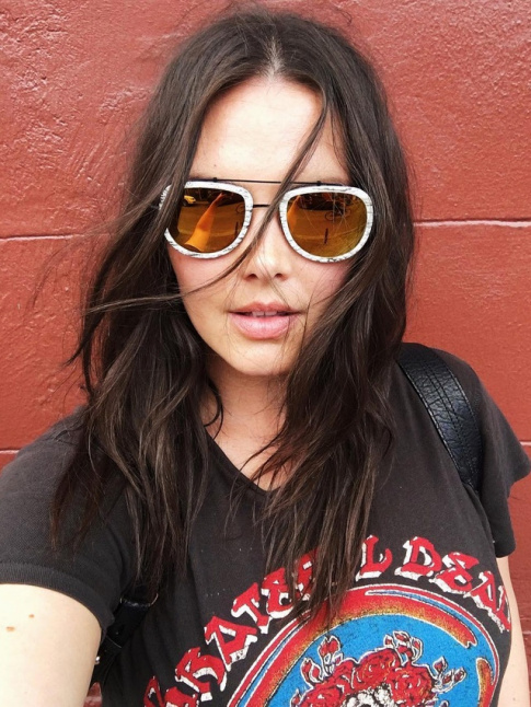 Lunettes miroir sophistiques + tee-shirt esprit vintage = le bon mix