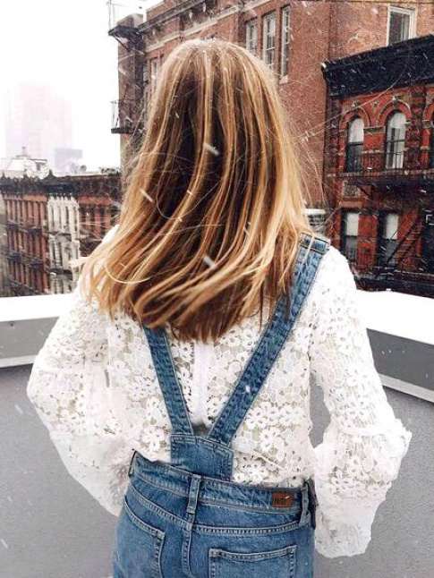 Rien de tel qu'une blouse en dentelle pour insuffler un twist bohme  la salopette en jean !