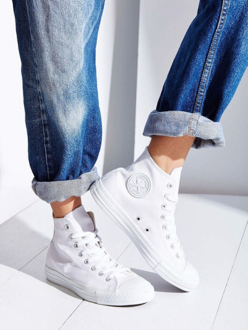 Le monochrome blanc sied bien aux Converses !