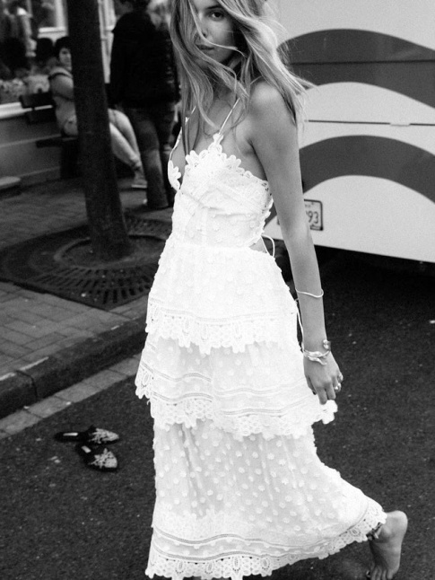 La robe blanche en dentelle a le chic pour allier fracheur et romantisme