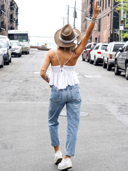 Le top pplum un brin court, le parfait alli des jeans mom !