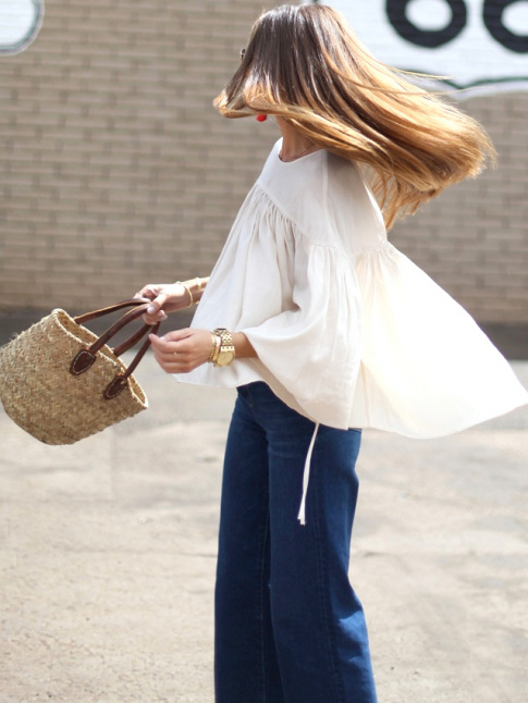 Blouse ample + jean droit bleu indigo un peu large = le bon mix