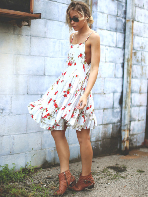 Wanted : une petite robe fleurie annes 90  porter avec des boots western
