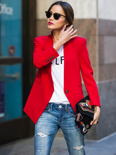 Rien de tel qu'un blazer rouge pour booster le look jean/tee-shirt blanc !
