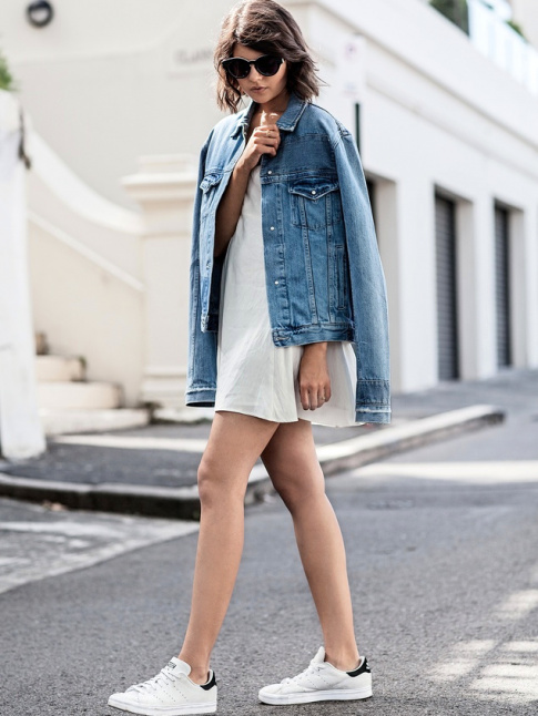 Veste en denim + slip dress blanche = un duo aussi simple qu'efficace