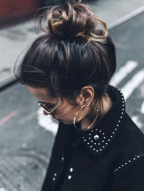 Wanted : une paire d'immenses croles  porter avec un chignon haut et flou