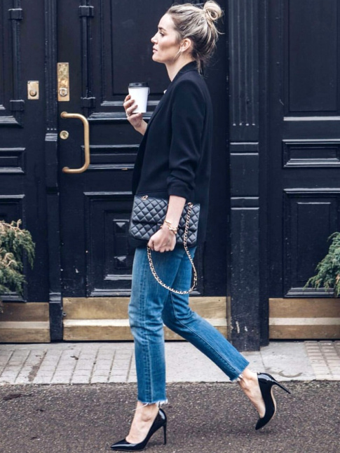 On ne se lasse pas du combo chignon flou/blazer/jean effiloch/escarpins noirs !