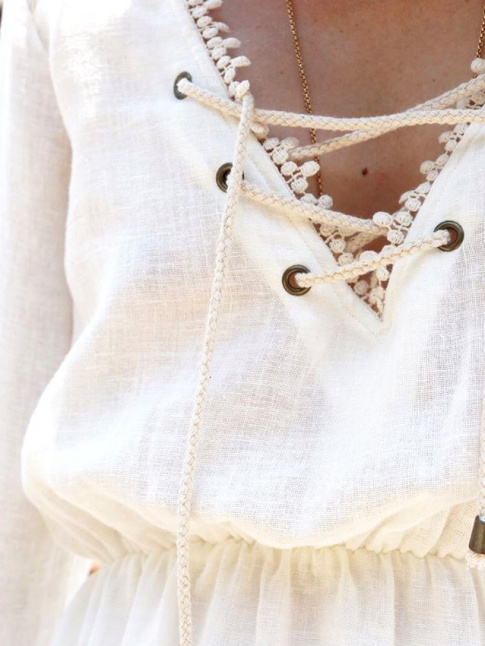 Avec sa bande de dentelle, le dcollet lac de cette robe gagne en sophistication