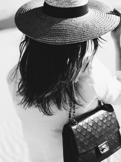 Entre dgaine estivale, twist chic et nonchalance classique, ce look a tout bon !