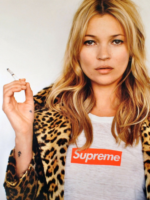 Veste lopard + tee-shirt blanc + moue dsabuse = le bon mix