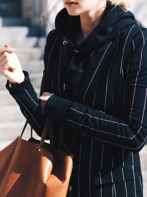Rien de tel qu'un sweat  capuche pour casualiser un blazer un peu chic !