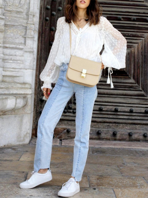 Ce printemps, on pense  troquer nos tee-shirts blancs contre une blouse en plumetis neige