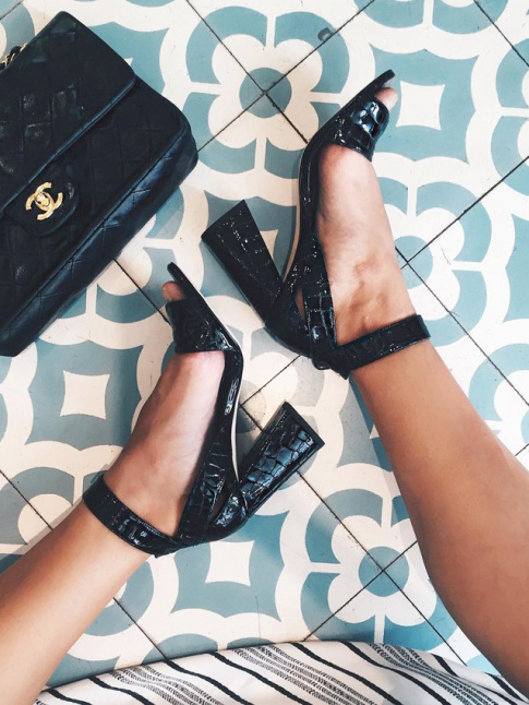Entre talons pyramidaux et texture croco, ces sandales noires donnent envie de se mtamorphoser en crature glamour