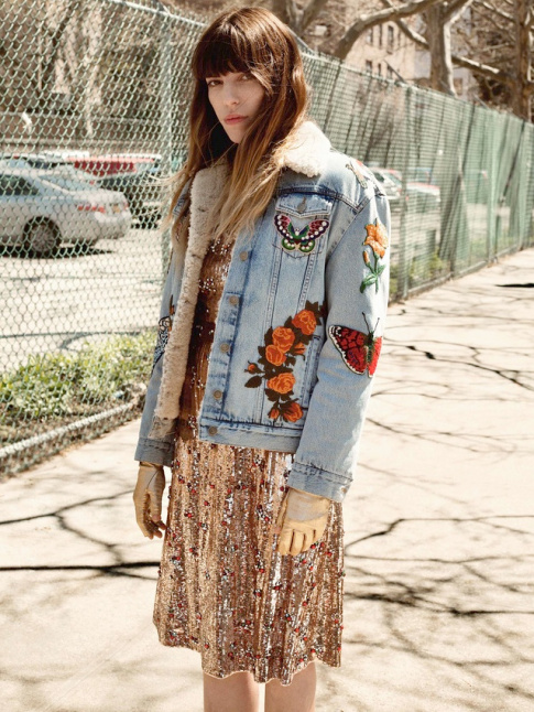 Maxi frange + robe  sequins dors + veste en jean trop grande = le bon mix