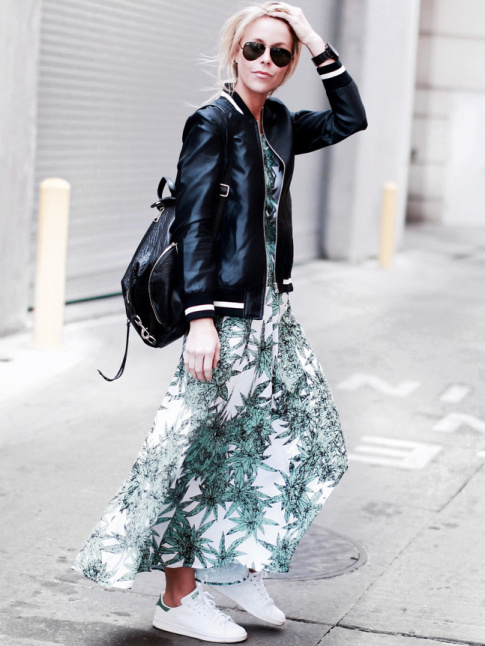 Longue robe exotique + blouson sportswear = le bon mix