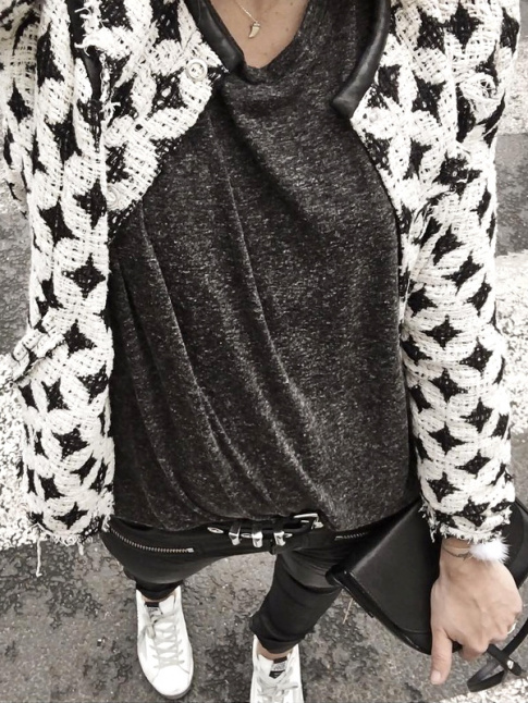 Trait en mode cool, le tweed a toute sa place au sein d'un look casual rock