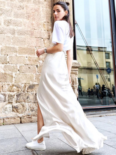 Le duo tee-shirt/longue slip dress semble faire toujours plus d'adeptes