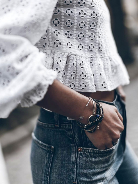 Associ  une blouse blanche en broderie anglaise, le slim se fait printanier
