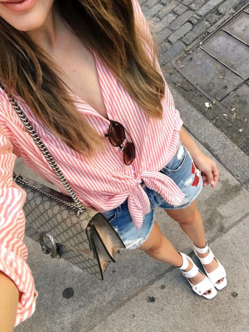 Moins basique qu'un simple tee-shirt, la chemise raye se rvle idale pour accompagner un short en jean