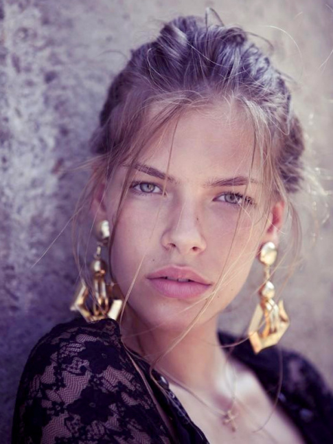 Chignon flou + maxi boucles d'oreilles dores + no make up = le bon mix