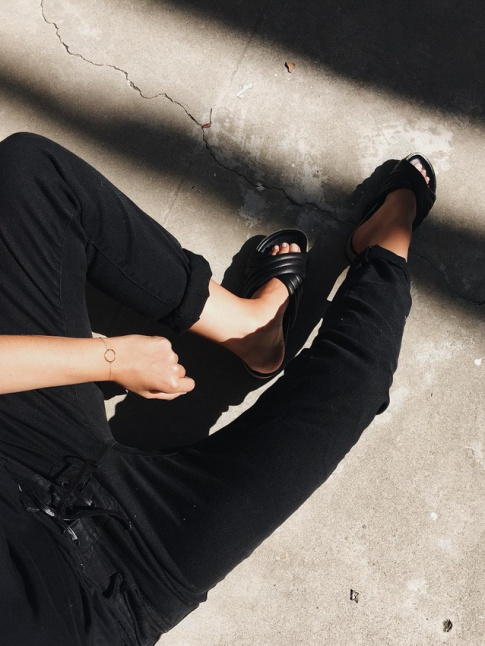 Le total look noir permet de lisser l'aura conteste des mules