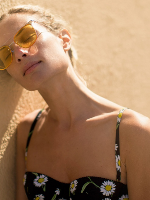 Verres jaune fum + bikini  fleurettes = le bon mix