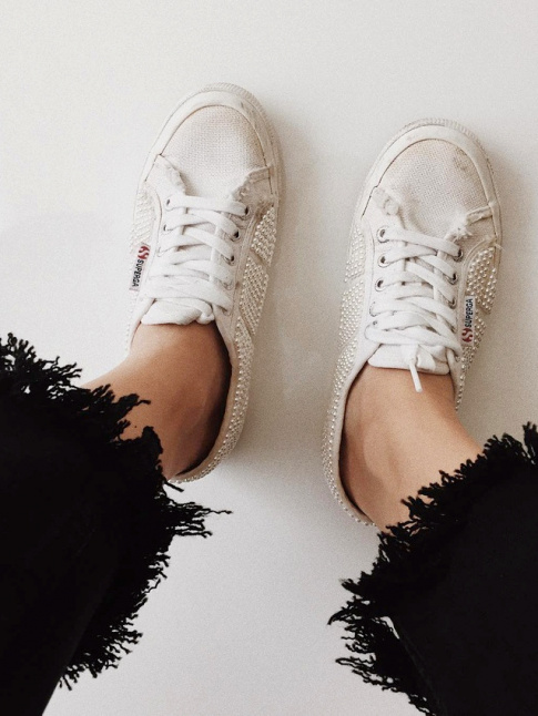 Et si l'on customisait nos baskets en toile blanche ?