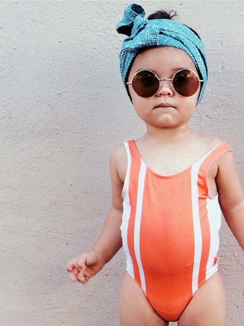 Turban + lunettes de soleil rondes + maillot une pice sportswear = le bon mix