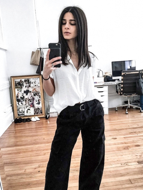 Rien de tel qu'une chemise blanche loose pour chiciser un ample pantalon cargo noir !