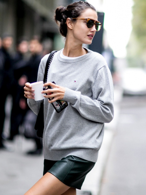 Casual et sexy, le duo mini jupe en cuir/sweat gris un brin ample reste une valeur sre
