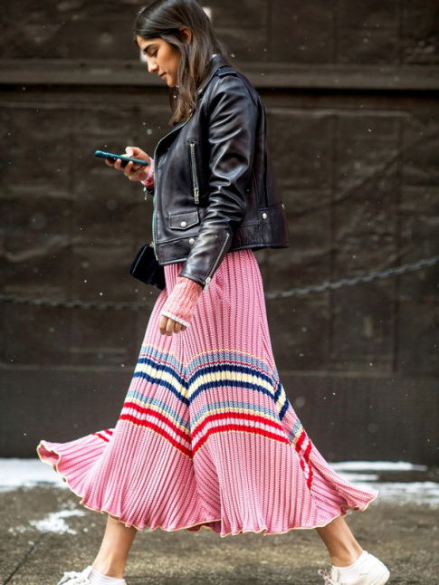 Wanted : une jupe en tricot rose,  porter avec du cuir et des baskets