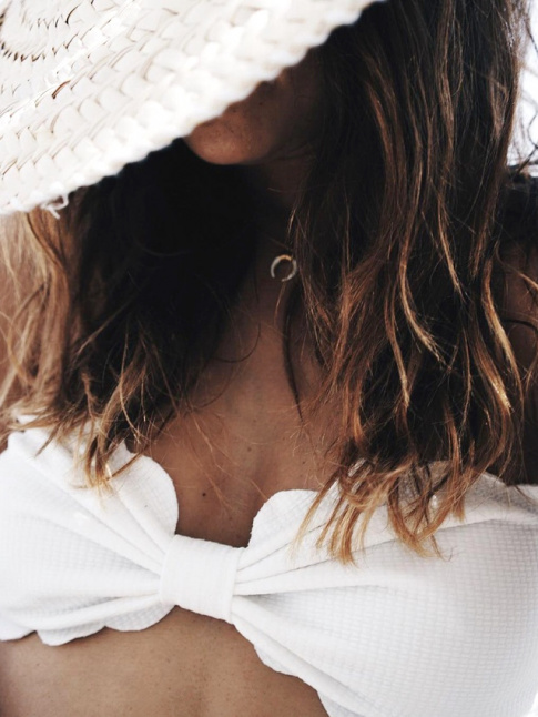 Rien de tel qu'un bikini blanc pour mettre en valeur un joli bronzage