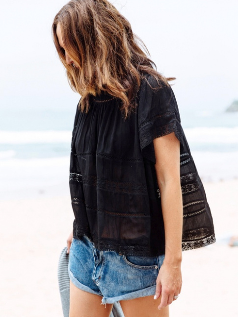 Short en jean destroy + blouse folk noire = le bon mix