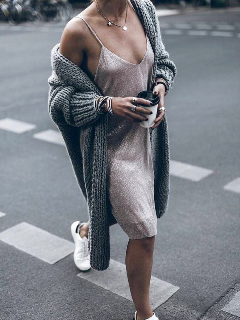 Maxi gilet + slip-dress + baskets blanches = le bon mix