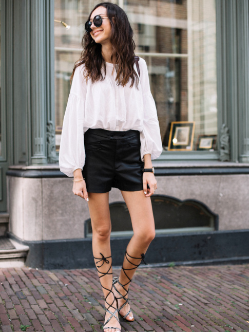 Short en cuir taille haute + blouse blanche + sandales gladiator = le bon mix
