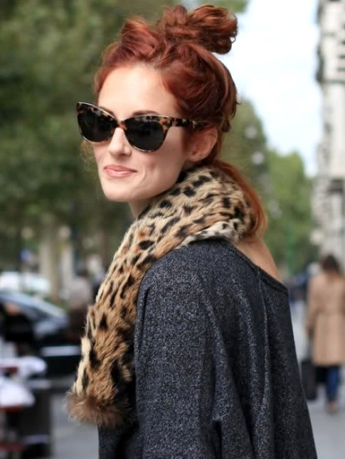 Coiffure dsinvolte + lunettes de star = le bon mix