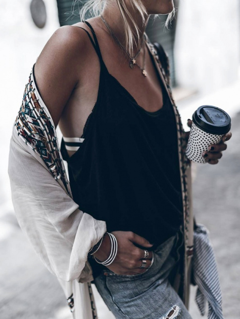 Caraco noir + kimono lger + jean destroy = le bon mix