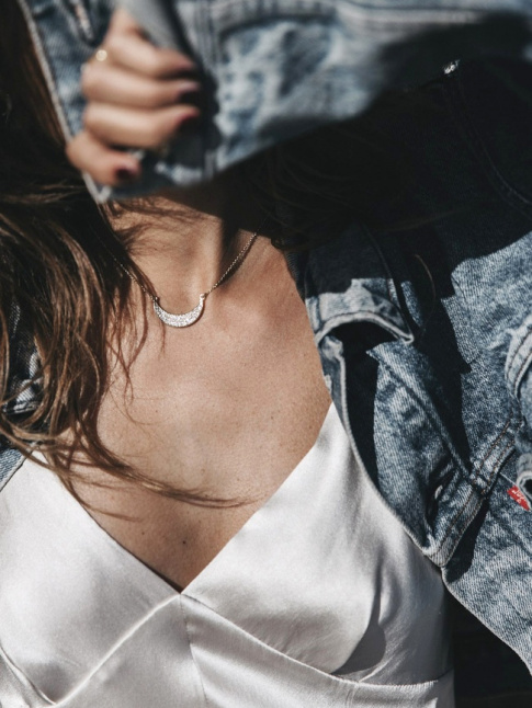 L'aura nineties du combo slip dress satine/veste en jean n'en finit pas de sduire les modeuses